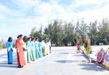 Ban Tuyên giáo Tỉnh ủy dâng hương, dâng hoa các anh hùng liệt sĩ