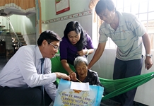 Chủ tịch tỉnh thăm, tặng quà gia đình chính sách tiêu biểu ở Cam Ranh