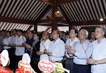 Thủ tướng Chính phủ và Chủ tịch Quốc hội dâng hương tưởng niệm Chủ tịch Hồ Chí Minh