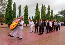 Viếng, đặt vòng hoa tại Nghĩa trang liệt sĩ Hòn Dung