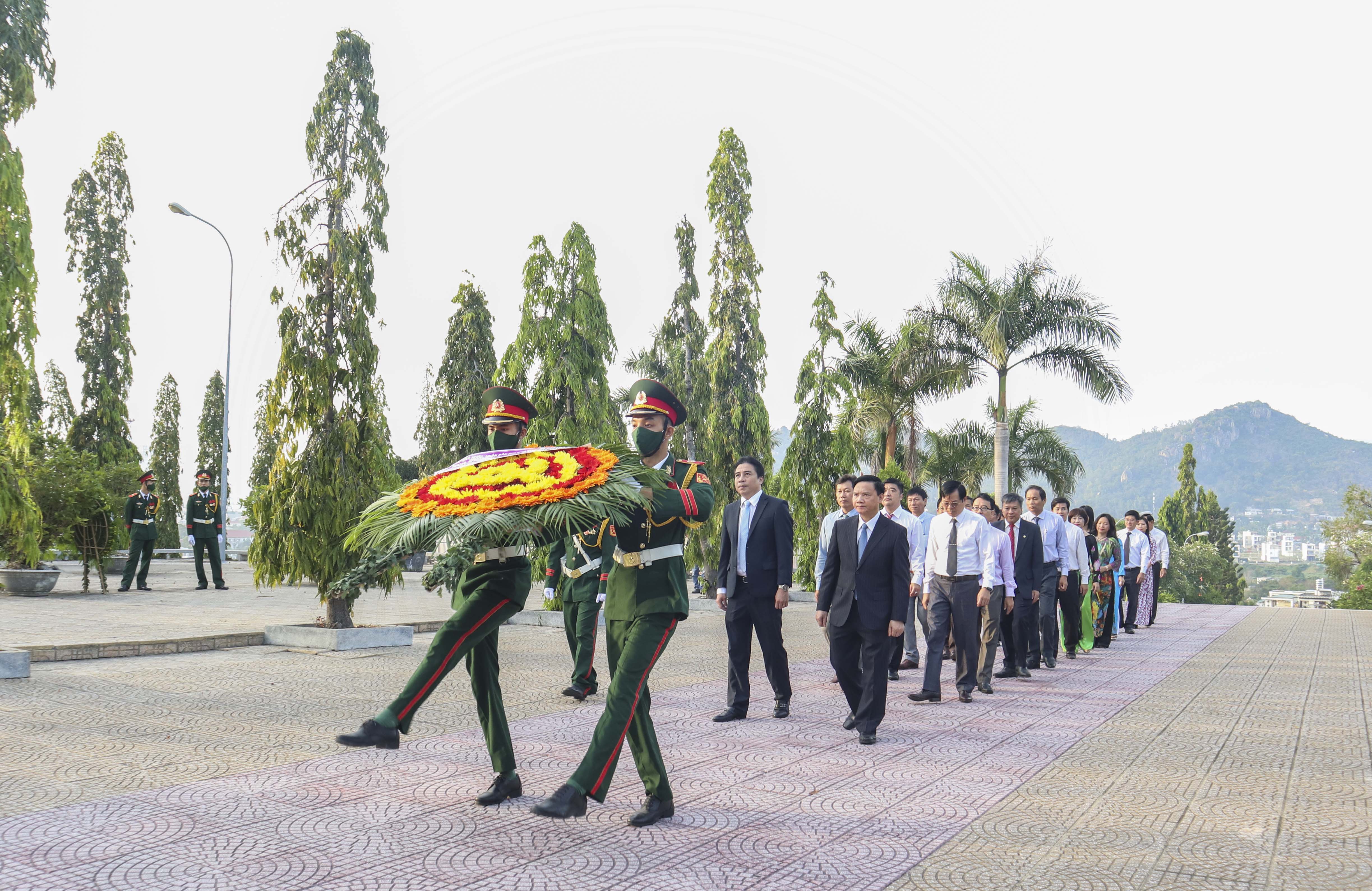 Lãnh đạo tỉnh viếng và đặt vòng hoa tại Nghĩa trang liệt sĩ Hòn Dung
