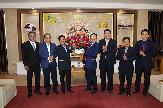 Ông Lê Hữu Hoàng chúc mừng năm mới tại Công ty Cổ phần Cảng Cam Ranh
