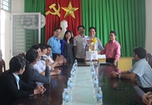 Ban Tuyên giáo Tỉnh ủy trao tặng quà Tết cho các hộ nghèo xã Sơn Lâm (huyện Khánh Sơn)