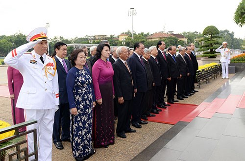 Lãnh đạo Đảng, Nhà nước viếng Chủ tịch Hồ Chí Minh và tưởng niệm các Anh hùng Liệt sĩ