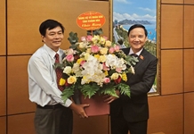 Đảng bộ, chính quyền và nhân dân tỉnh Khánh Hòa tặng hoa, chúc mừng tân Phó Chủ tịch Quốc hội Nguyễn Khắc Định