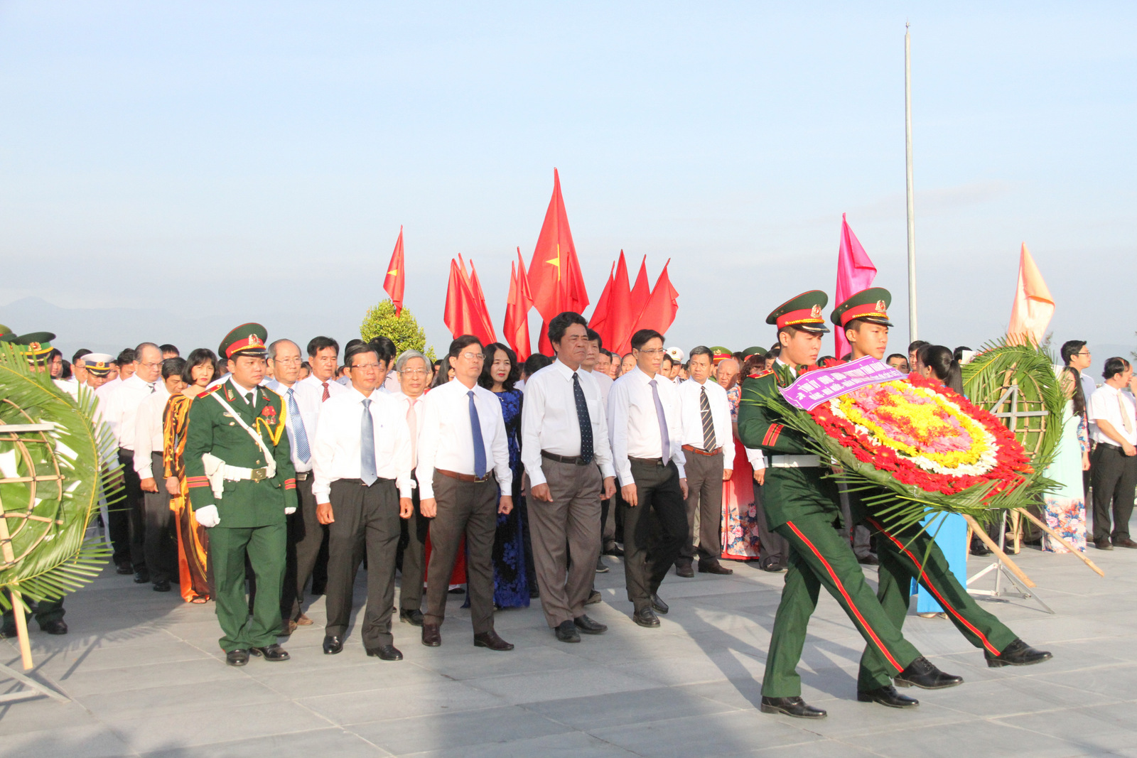Dâng hương tại Khu tưởng niệm Gạc Ma