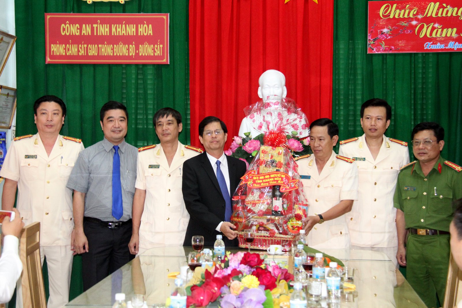 Chủ tịch HĐND tỉnh Khánh Hòa thăm, chúc Tết các đơn vị