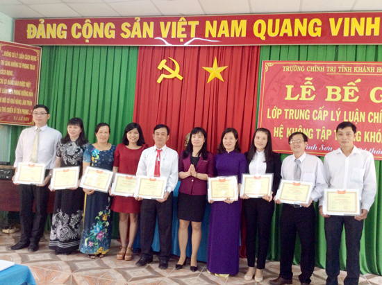 Huyện ủy Khánh Sơn: 86 học viên tốt nghiệp lớp Trung cấp Lý luận chính trị - Hành chính K.120