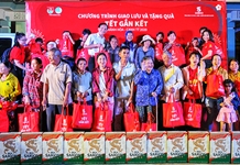 Mang Tết sớm đến người nghèo