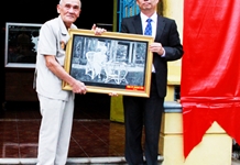 Thăm và dâng hương tại khu tưởng niệm Chủ tịch Hồ Chí Minh tại Nha Trang