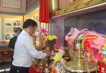 Ông Hồ Văn Mừng dâng hương tại Khu tưởng niệm Chủ tịch Hồ Chí Minh ở TP. Nha Trang