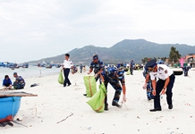 Cảnh sát biển đồng hành với ngư dân