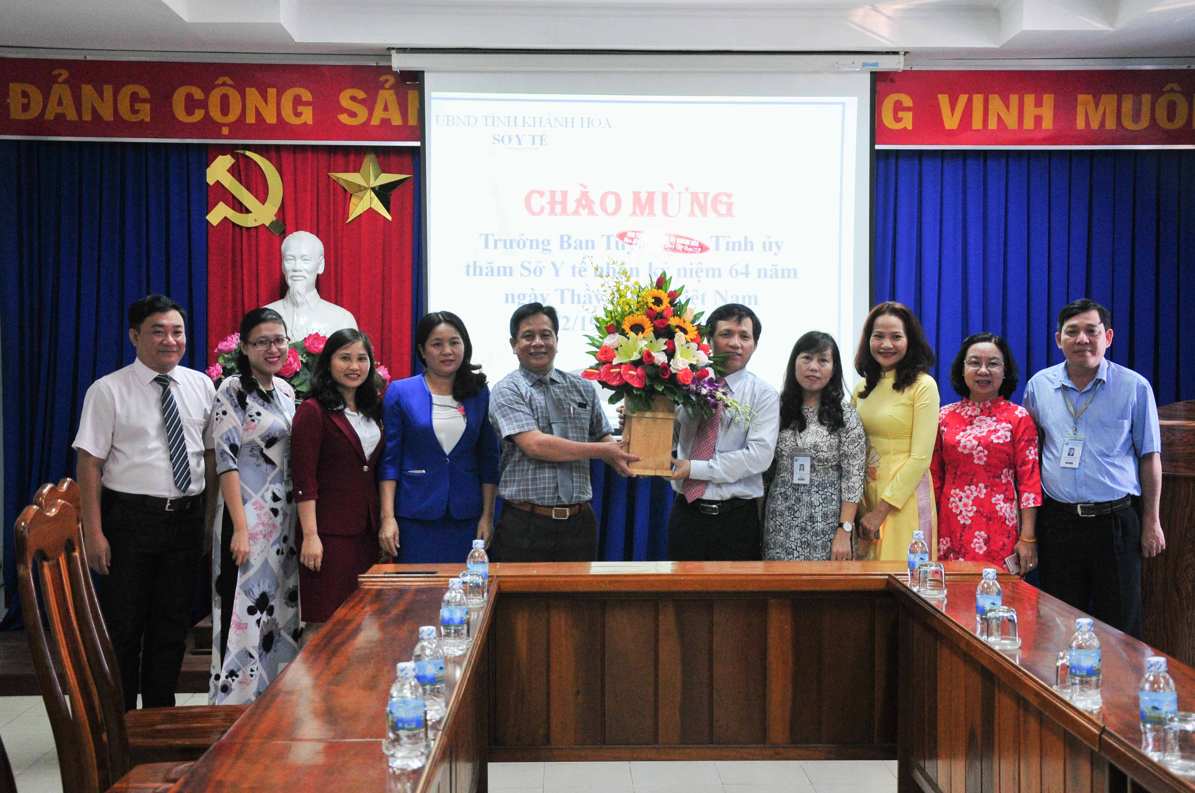 Đồng chí Hồ Văn Mừng thăm các đơn vị thuộc ngành Y tế  nhân kỷ niệm 64 năm Ngày Thầy thuốc Việt Nam 