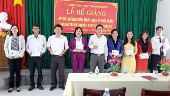 Bế giảng Lớp Bồi dưỡng Kiến thức Quản lý Nhà nước chương trình Chuyên viên chính Khóa 18