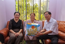 Ông Nguyễn Tấn Tuân thăm, tặng quà các gia đình chính sách tiêu biểu huyện Diên Khánh