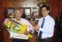 Chủ tịch HĐND tỉnh trao huy hiệu 60 năm tuổi Đảng cho đảng viên tại TP. Cam Ranh