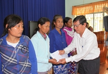 Thăm, tặng quà đồng bào Khánh Vĩnh bị thiệt hại do bão số 12