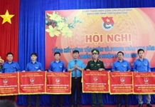 Tặng cờ thi đua cho 7 đơn vị xuất sắc toàn diện trong công tác Đoàn và phong trào thanh thiếu nhi năm 2016