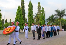 Viếng nghĩa trang liệt sĩ Hòn Dung và dâng hương tại điện thờ tháp Trầm Hương