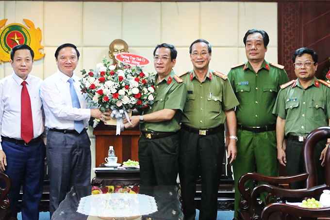 Lãnh đạo tỉnh thăm, chúc mừng Công an tỉnh nhân kỷ niệm 75 năm Ngày truyền thống lực lượng Công an nhân dân
