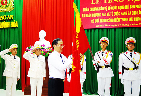 Trao huân chương cho các đơn vị, cá nhân thuộc Công an tỉnh