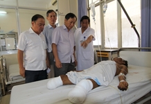 Lãnh đạo tỉnh thăm nạn nhân bị thương trong vụ nổ ở Khánh Sơn