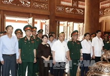 Thủ tướng Nguyễn Xuân Phúc làm việc với Ban Quản lý Lăng Chủ tịch Hồ Chí Minh và dâng hương tưởng nhớ Người tại Khu Di tích K9