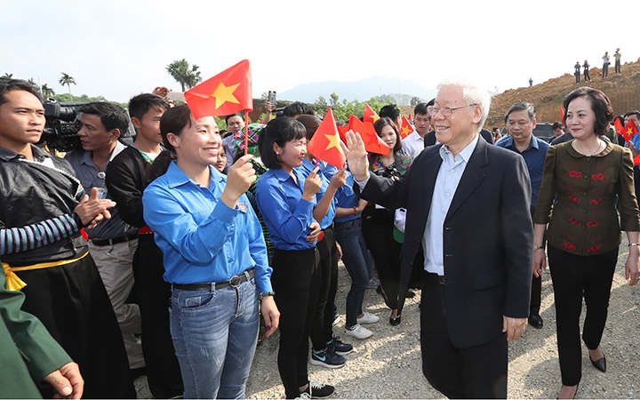 Toàn thể đồng bào, đồng chí hãy hăng hái tham gia trồng cây, trồng rừng; người người trồng cây, nhà nhà trồng cây, trồng cây nào, tốt cây đó (*)