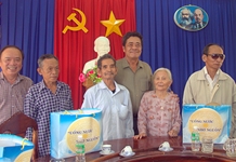 Bí thư Tỉnh ủy thăm, tặng quà các gia đình chính sách tiêu biểu huyện Khánh Vĩnh