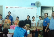 Trao quà 40 suất quà cho các em học sinh lớp học tình thương phường Vĩnh Phước