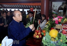 Dâng hương tưởng niệm Chủ tịch Hồ Chí Minh