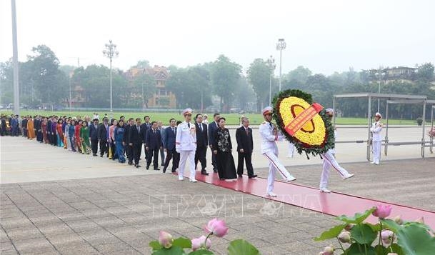 Lãnh đạo Đảng, Nhà nước, các đại biểu Quốc hội vào Lăng viếng Bác