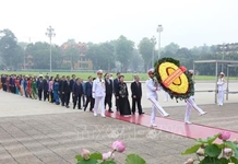 Lãnh đạo Đảng, Nhà nước, các đại biểu Quốc hội vào Lăng viếng Bác
