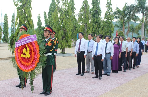 Lãnh đạo tỉnh và TP. Nha Trang viếng, đặt vòng hoa tại Nghĩa trang Liệt sĩ Hòn Dung