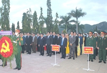 Lãnh đạo tỉnh Khánh Hòa viếng Nghĩa trang liệt sĩ Hòn Dung