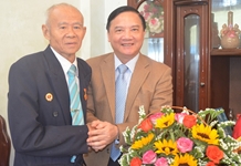 Bí thư Tỉnh ủy Khánh Hòa thăm, tặng quà các gia đình lão thành cách mạng