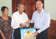 Bí thư Tỉnh ủy Nguyễn Khắc Định thăm gia đình chính sách tiêu biểu huyện Diên Khánh