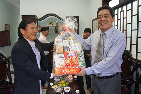 Bí thư Tỉnh ủy Khánh Hòa thăm, chúc Tết gia đình các lãnh đạo chủ chốt của tỉnh đã từ trần