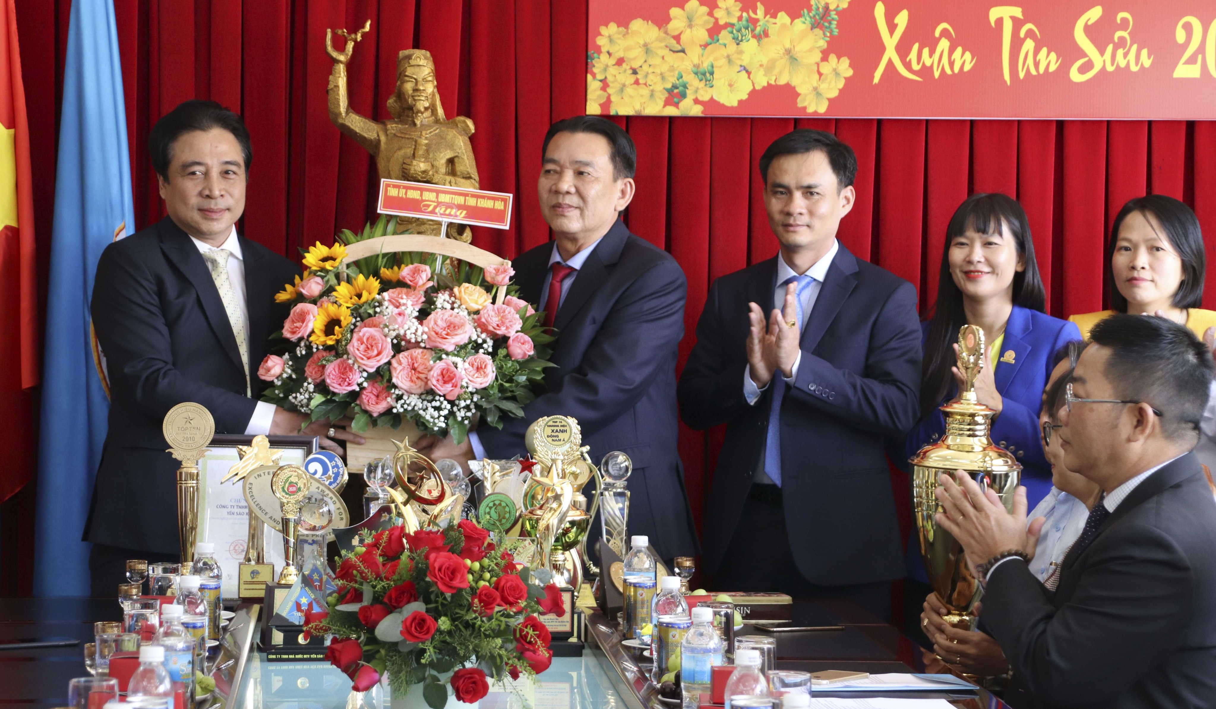 Lãnh đạo tỉnh thăm Công ty Yến sào Khánh Hòa nhân dịp năm mới