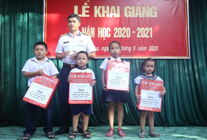 Khai giảng năm học mới ở đảo Trường Sa