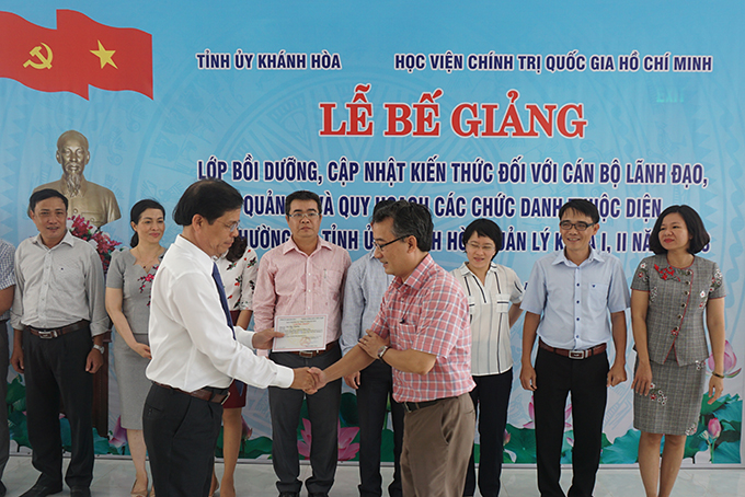 Bế giảng lớp bồi dưỡng cho cán bộ lãnh đạo, quản lý và dự nguồn: 371 học viên được cấp giấy chứng nhận