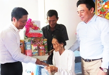 Thăm, tặng quà cho gia đình chính sách tại thị xã Ninh Hòa