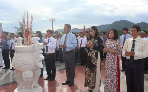 Viếng, đặt vòng hoa Đài tưởng niệm liệt sĩ tù chính trị Cam Ranh