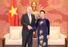 Chủ tịch Quốc hội Nguyễn Thị Kim Ngân tiếp Chủ tịch Ủy ban Quân vụ Thượng viện Hoa Kỳ John McCain