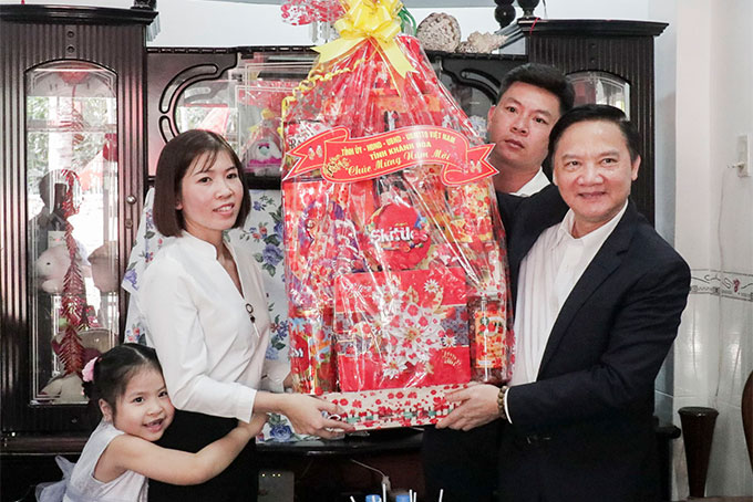 Bí thư Tỉnh ủy Nguyễn Khắc Định thăm, chúc Tết gia đình cán bộ, chiến sĩ công tác tại Trường Sa
