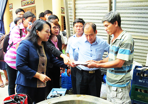 Bộ trưởng Bộ Y tế kiểm tra công tác khắc phục hậu quả do bão tại Khánh Hòa