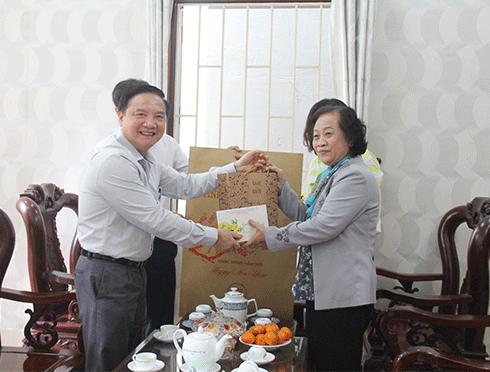 Bí thư Tỉnh ủy Khánh Hòa thăm, chúc Tết gia đình các cán bộ chủ chốt của tỉnh qua các thời kỳ