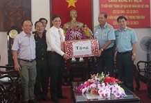 Chủ tịch tỉnh thăm, tặng quà các đơn vị quân đội