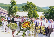 Lễ dâng hương, dâng hoa kỷ niệm 55 năm ngày mở đường Hồ Chí Minh trên biển