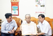 Trao bằng khen cho ông Bùi Hồng Thái